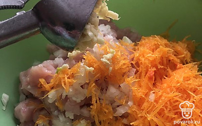 Мясо, лук и тыкву смешайте в глубокой миске. Выдавите пару зубчиков чеснока.