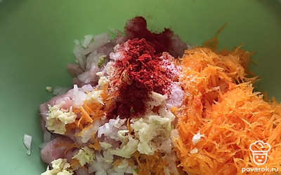 Добавьте любимые специи: соль, перец, паприку и другие.