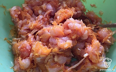 Замешайте фарш. Яйцо сюда добавлять не обязательно, тыква хорошо заполняет мясо.