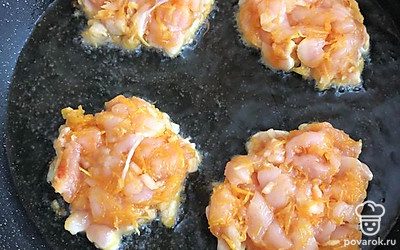 На разогретой сковороде с растительным маслом обжарьте котлеты на слабом огне. Выкладывайте их ложкой, формируя края.