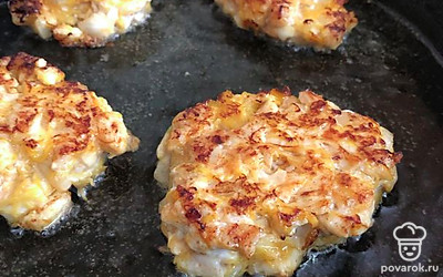 Жарьте со второй стороны, пропекая мясо.