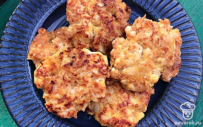 Готовые котлеты выложите аккуратно на тарелку.