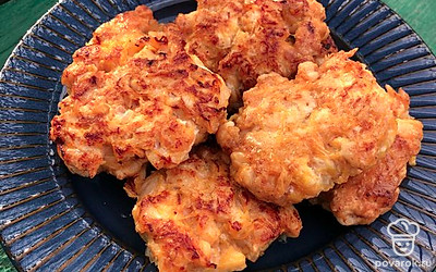 Подавайте такие котлеты и без гарнира, и с гарниром из картофельного пюре или риса. У них необычный сладко-чесночный вкус. 