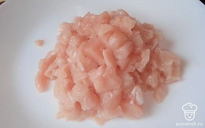 Куриное филе нарежьте небольшими кубиками. 