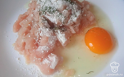 Вбейте яйцо и положите сушеный укроп. 