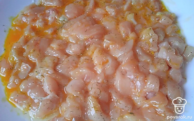 Посолите и перемешайте. 