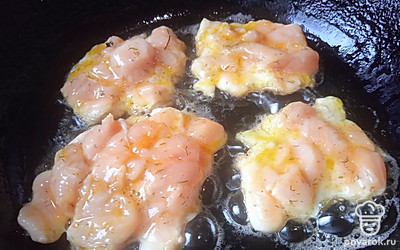 Выложите столовой ложкой на сковороду с раскаленным растительным маслом.