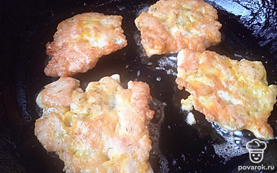 Обжарьте мясо с двух сторон, по 3 минуты на небольшом огне.