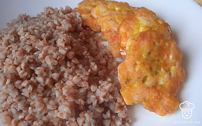 Гречку промойте, залейте водой. Посолите и варите 20 минут. Выложите гречку на тарелку и выложите к ней куриные рубленые котлеты. 