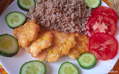 Подавайте блюдо со свежими овощами.