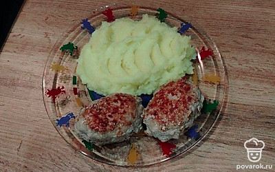 Подавайте с самым подходящим к котлетам гарниром — картофельным пюре. 