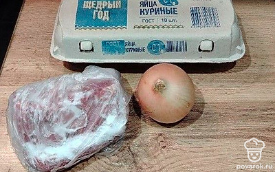 Подготовьте все ингредиенты. Фарш у меня домашний, из морозилки, поэтому понадобится чуть больше времени, пока он разморозится. 