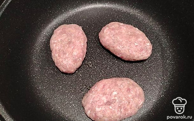 Сформируйте котлетки произвольной формы. Выложите на разогретую сковороду. Жарьте по 6 минут с каждой стороны. 