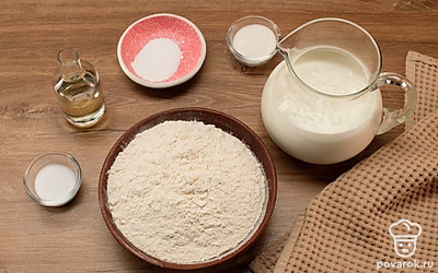 Просейте муку вместе с разрыхлителем.