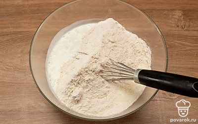 Соедините кефир, соль, сахар и хорошенько перемешайте. Добавьте муку с разрыхлителем и вымешайте однородное тесто.