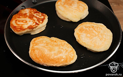 На сковороде разогрейте масло и с помощью столовой ложки выкладывайте порции теста в форме оладий. Обжарьте их до золотистой корочки.