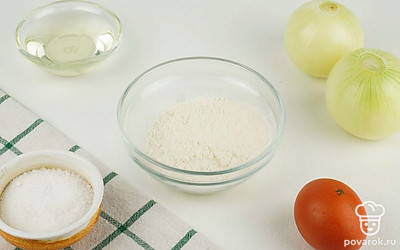 Просейте муку. Почистите и помойте лук.