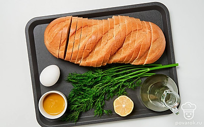 Белый батон нарежьте тонкими ломтиками толщиной приблизительно 1-1,5 см. Помойте куриное яйцо. Укроп промойте под проточной водой. Стряхните излишек жидкости и обсушите полотенцем, затем измельчите, оставив одну веточку для подачи. Приготовьте миксер.