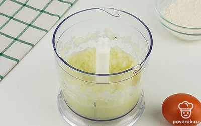 Нарежьте лук и измельчите его блендером.