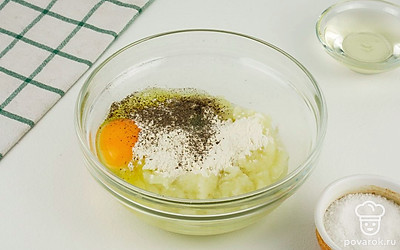 В получившуюся массу добавьте муку, яйцо, соль и черный молотый перец.