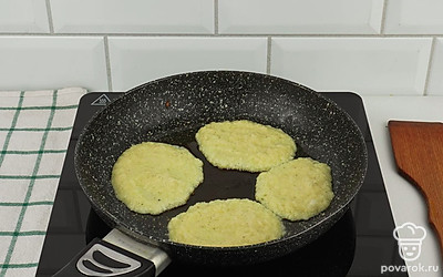 Разогрейте сковороду и смажьте ее тонким слоем растительного масла. Половником аккуратно выкладывайте оладушки произвольной формы на сковороду. Обжаривайте по минуте с каждой стороны.