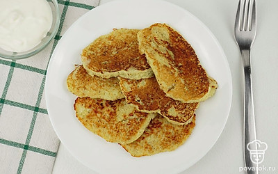 К луковым оладьям подавайте обычную сметану, чесночный соус или соус с зеленью.