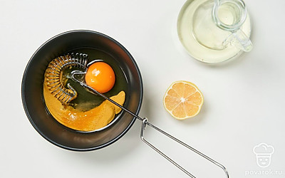 Приготовьте майонез. В миску разбейте куриное яйцо. Добавьте горчицу, всыпьте сахар и посолите. Тщательно перемешайте до однородности и начните взбивать смесь миксером. Начинайте с минимальной скорости, затем постепенно увеличивайте мощность. Тонкой струйкой вливайте растительное масло и взбивайте до желаемой консистенции. Затем влейте лимонный сок и еще раз взбейте. Поставьте в холодильник на 1-2 часа, чтобы майонез загустел.