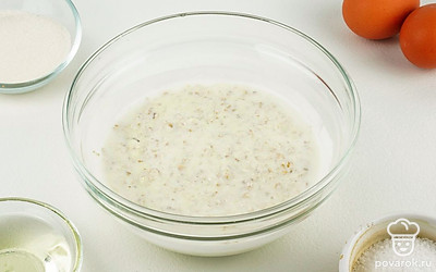 Смешайте манку, овсяные хлопья и кефир в одной емкости.