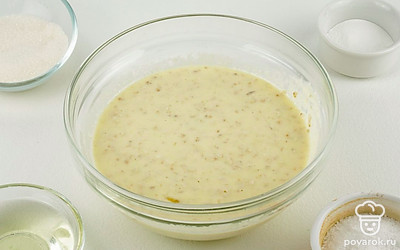 Добавьте в смесь разрыхлитель, соль и сахар. Все хорошо перемешайте.