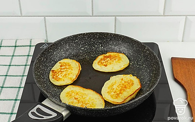 Разогрейте сковороду и смажьте ее тонким слоем растительного масла. Половником аккуратно выкладывайте оладушки произвольной формы на сковороду. Обжаривайте по минуте с каждой стороны.