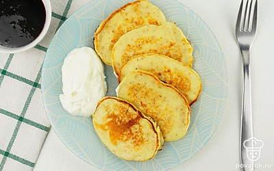 Подавайте оладьи со сметаной. Также их можно смазать сливочным маслом для большей сочности.