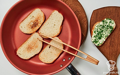 Подготовьте хлеб. Раскалите сковороду, выложите ломтики хлеба и обжарьте на сухой сковороде на среднем огне примерно 1-2 минуты. На обжаренные кусочки хлеба намажьте 1 ст. л. домашнего майонеза и обильно посыпьте рубленой зеленью укропа.