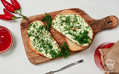 Тосты подают к первым, основным блюдам или как отдельную закуску. Украсьте тост перед подачей целой веточкой укропа.