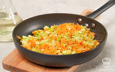 Подготовьте ингредиенты. В сковороду влейте растительное масло, разогрейте. Затем добавьте нарезанный лук. Обжаривайте овощ в течение 1 минуты. Затем добавьте в сковороду морковь, перемешайте и оставьте готовиться еще на 4 минуты. После этого добавьте к ингредиентам кабачки и соль по вкусу, перемешайте. Накройте сковороду крышкой и оставьте овощи тушиться на 10 минут. В конце снимите крышку и потушите смесь еще 5 минут, после чего снимите с огня.