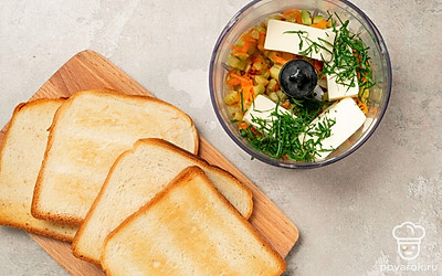 Приготовьте блюдо. Подсушите ломтики хлеба в тостере. В чашу блендера поместите нарезанные сырки и рубленую зелень. Туда же добавьте остывшую овощную смесь. Измельчите ингредиенты до состояния пюре, добавьте соль и перец по вкусу. Перемешайте смесь и поставьте ее в холодильник на 20 минут. Готовую начинку намажьте на ломтики хлеба.