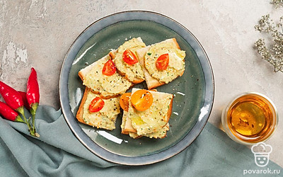 Аппетитные тосты с кабачками подавайте в качестве закуски. Для украшения используйте помидоры черри. Разрежьте овощи пополам и распределите их по всем ломтикам хлеба.