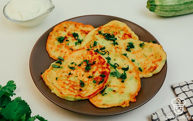 Оладьи из кабачков с чесноком — Рецепт с фото