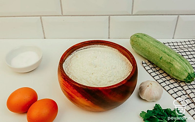 Помойте кабачок и куриное яйцо.