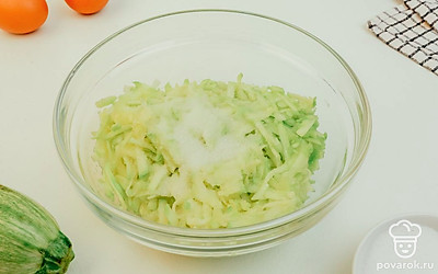 Добавьте к кабачку соль.