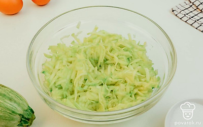 Тщательно перемешайте кабачок и соль.