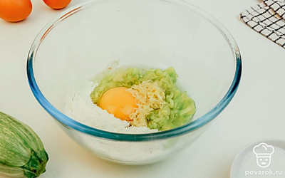 Добавьте к кабачку куриное яйцо,мелко натертый чеснок, муку и специи по вкусу.