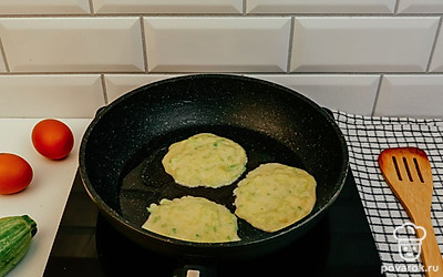 Аккуратно выкладывайте оладьи на разогретую с растительным маслом сковороду.