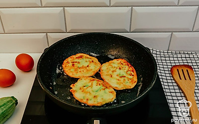 Обжаривайте оладьи до готовности в течение 3-4 минут с каждой стороны. Блюдо готово.