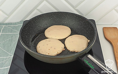 Оладьи жарят на хорошо разогретой сковороде. С одной стороны тесто пропекается в течение 1-2 минут, тесто на сковороду выкладывается ложкой.