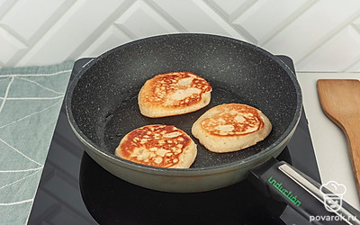 Когда оладья прожарится снизу и приобретет приятный бежевый или коричневый цвет, переверните ее и жарьте с другой стороны.