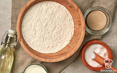 Муку просейте. Духовку разогрейте до 200 градусов за несколько минут до готовки. Подготовьте два противня, один из них присыпьте мукой.