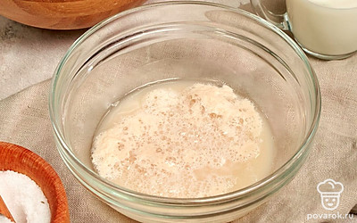 Приготовьте опару. Смешайте 100 мл теплой воды с дрожжами и 2 ст. л. муки. Оставьте смесь на 20 минут.