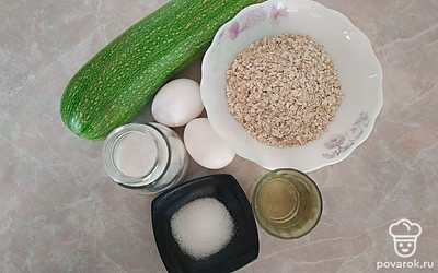 Кабачок помойте и обсушите. Приготовьте все остальные продукты по списку. Выставьте посуду, в которой будете готовить оладьи.