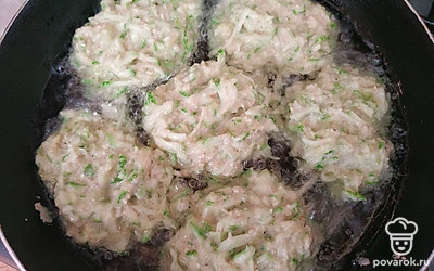 Жарьте оладьи на растительном масле с двух сторон до румяной корочки. Со сковороды перекладывайте оладьи на бумажное полотенце.