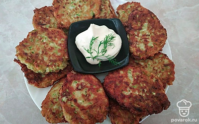 Подайте оладьи со сметаной. Украсьте свежими овощами. Подайте также чай.